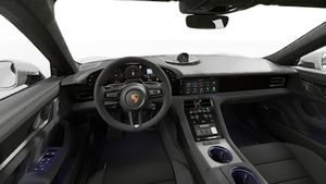 Vista interior que muestra el volante y el salpicadero de Taycan GTS