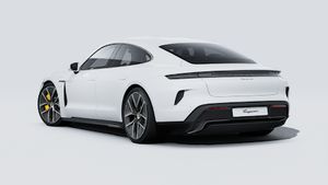 Vista exterior de Taycan Turbo S mostrando la parte trasera y el lado izquierdo del coche