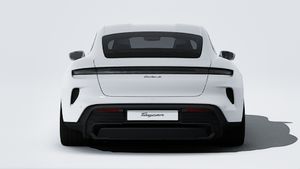 Vista exterior de Taycan Turbo S mostrando la parte trasera del coche