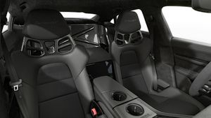 Vista interior de los asientos delanteros del Taycan Turbo GT with Weissach Package