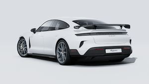 Vista exterior de Taycan Turbo GT with Weissach Package mostrando la parte trasera y el lado izquierdo del coche