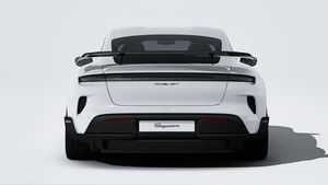 Vista exterior de Taycan Turbo GT with Weissach Package mostrando la parte trasera del coche