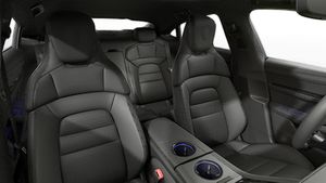 Vista interior de los asientos delanteros del Taycan 4 Black Edition