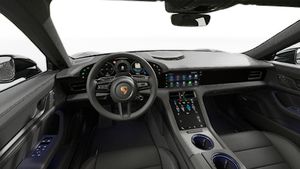 Vista interior que muestra el volante y el salpicadero de Taycan 4 Black Edition