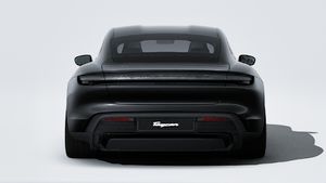 Vista exterior de Taycan 4 Black Edition mostrando la parte trasera del coche