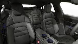 Vista interior de los asientos delanteros del Taycan 4S Black Edition