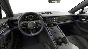 Vista interior que muestra el volante y el salpicadero de Panamera Turbo E-Hybrid
