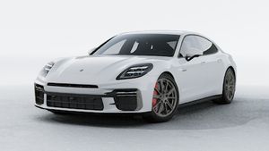 Vista exterior de Panamera Turbo E-Hybrid mostrando la parte delantera y el lado izquierdo del coche