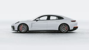 Vista exterior de Panamera Turbo E-Hybrid mostrando el lado izquierdo del coche
