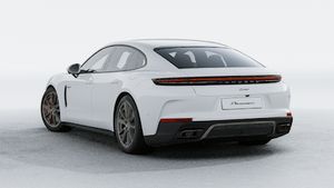 Vista exterior de Panamera Turbo E-Hybrid mostrando la parte trasera y el lado izquierdo del coche