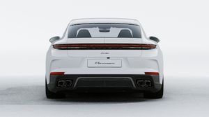 Vista exterior de Panamera Turbo E-Hybrid mostrando la parte trasera del coche