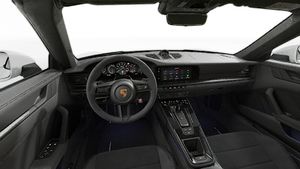 Pogled iznutra koji prikazuje upravljač i kontrolnu ploču 911 Carrera GTS Cabriolet
