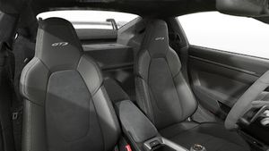Pogled iznutra koji prikazuje prednja sjedala 911 GT3