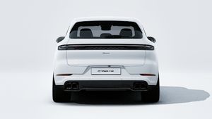Vanjski pogled na Cayenne Turbo E-Hybrid prikazuje stražnji dio automobila