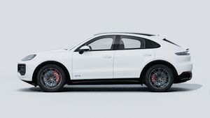 Vanjski pogled na Cayenne GTS Coupé prikazuje lijevu stranu automobila