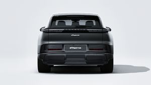 Vanjski pogled na Cayenne Electric prikazuje stražnji dio automobila