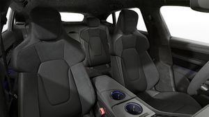 Pogled iznutra koji prikazuje prednja sjedala Taycan GTS Sport Turismo