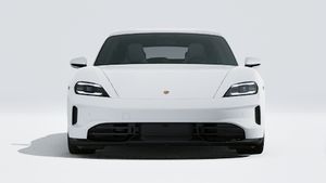 Vanjski pogled na Taycan GTS Sport Turismo koji prikazuje prednji dio automobila