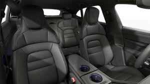 Pogled iznutra koji prikazuje prednja sjedala Taycan 4S Sport Turismo Black Edition