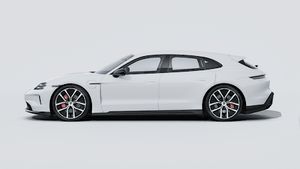 Vanjski pogled na Taycan 4S Sport Turismo Black Edition prikazuje lijevu stranu automobila