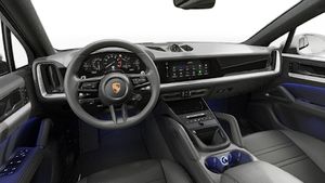 A kormánykerék és a műszerfal belső nézete a Cayenne S Coupé