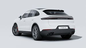 A Cayenne S Coupé külső nézete, amely az autó hátsó és bal oldalát mutatja.