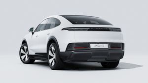 A Cayenne Coupé Electric külső nézete, amely az autó hátsó és bal oldalát mutatja.