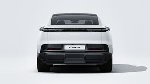A Cayenne Coupé Electric külső nézete az autó hátulját mutatja.