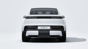 A Cayenne S Coupé Electric külső nézete az autó hátulját mutatja.