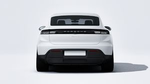 A Macan 4 külső nézete az autó hátulját mutatja.