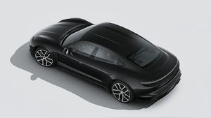A Taycan 4 Black Edition külső nézete felülről nézve