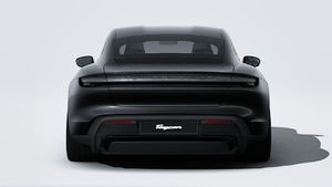 A Taycan 4 Black Edition külső nézete az autó hátulját mutatja.