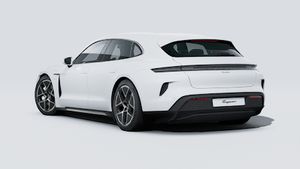 A Taycan Turbo Sport Turismo külső nézete, amely az autó hátsó és bal oldalát mutatja.