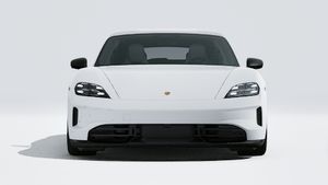 A Taycan Sport Turismo Black Edition külső nézete, amely az autó elejét mutatja.