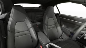 תצוגת פנים המראה את המושבים הקדמיים של ה-911 Carrera 4S Cabriolet