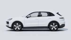 מראה חיצוני של ה-Cayenne E-Hybrid, מראה את הצד השמאלי של המכונית