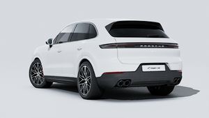 מראה חיצוני של ה-Cayenne S, מראה את הצד האחורי-שמאלי של המכונית