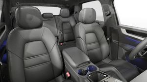 תצוגת פנים המראה את המושבים הקדמיים של ה-Cayenne S E-Hybrid
