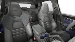 תצוגת פנים המראה את המושבים הקדמיים של ה-Cayenne GTS