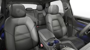 תצוגת פנים המראה את המושבים הקדמיים של ה-Cayenne E-Hybrid Black Edition