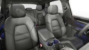 תצוגת פנים המראה את המושבים הקדמיים של ה-Cayenne S E-Hybrid Black Edition