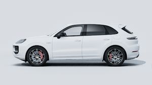 מראה חיצוני של ה-Cayenne S E-Hybrid Black Edition, מראה את הצד השמאלי של המכונית