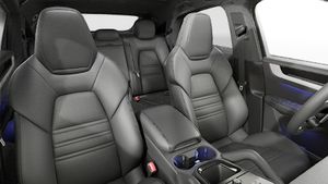תצוגת פנים המראה את המושבים הקדמיים של ה-Cayenne Coupé