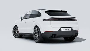 מראה חיצוני של ה-Cayenne S Coupé, מראה את הצד האחורי-שמאלי של המכונית