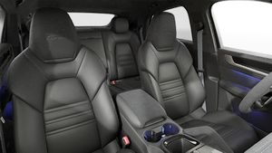 תצוגת פנים המראה את המושבים הקדמיים של ה-Cayenne Turbo E-Hybrid Coupé with GT Package