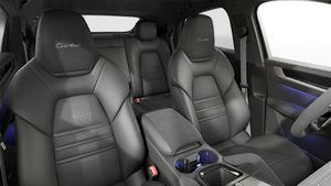 תצוגת פנים המראה את המושבים הקדמיים של ה-Cayenne Turbo E-Hybrid Coupé with GT Package