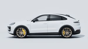 מראה חיצוני של ה-Cayenne Turbo E-Hybrid Coupé with GT Package, מראה את הצד השמאלי של המכונית