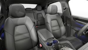 תצוגת פנים המראה את המושבים הקדמיים של ה-Cayenne Coupé Black Edition