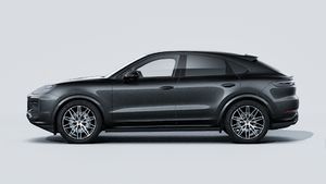 מראה חיצוני של ה-Cayenne Coupé Black Edition, מראה את הצד השמאלי של המכונית