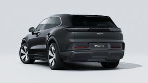 מראה חיצוני של ה-Cayenne Electric, מראה את הצד האחורי-שמאלי של המכונית